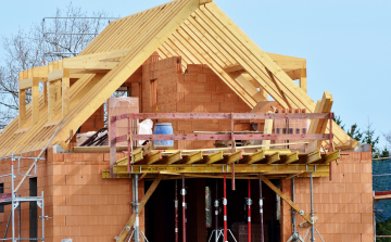 Továbbra is zuhanőrepülésben az építőipar