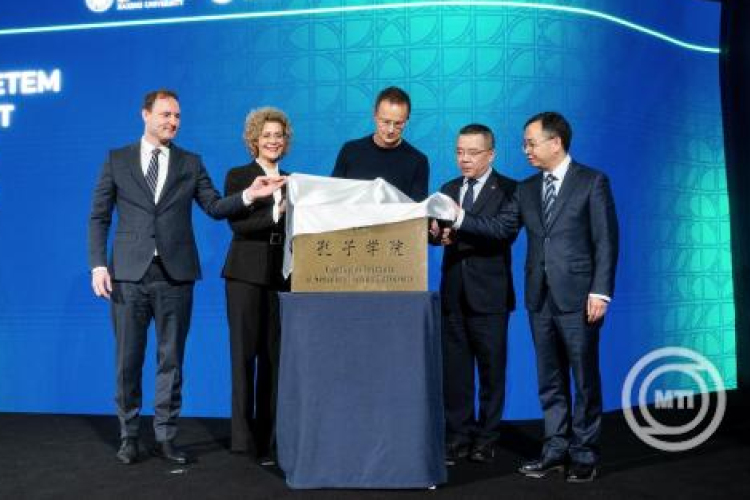 Szijjártó Péter: Magyarország ott ül az asztalnál az új világrend kialakulásánál