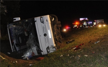 Sokan megsérültek egy buszbalesetben az M5-ös autópályán