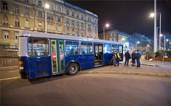 Elütötte sofőrjét egy busz a fővárosban